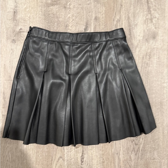 Hollister Black Pleated Faux Leather Mini Skirt M - Picture 2 of 3